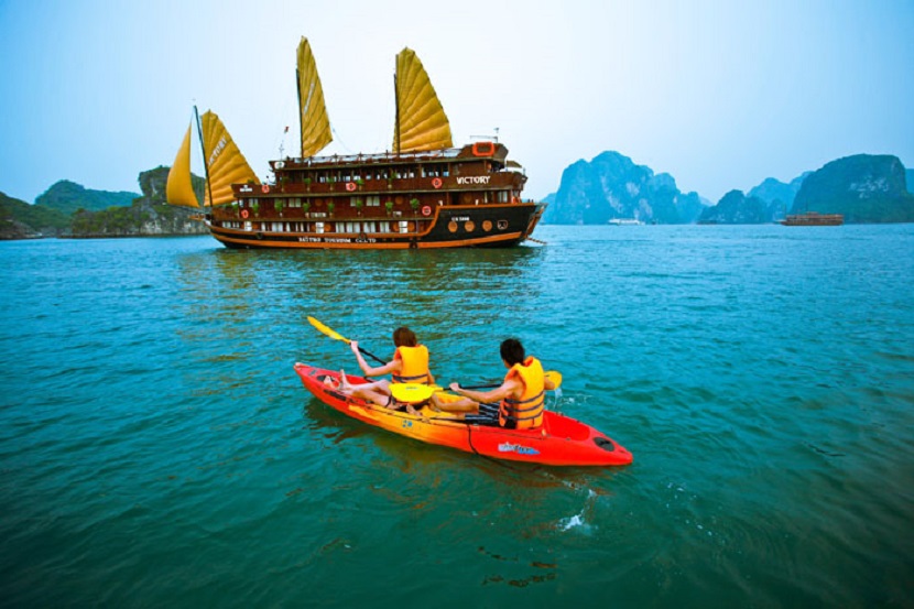 Traveling Vietnam: Hanoi to Halong Bay